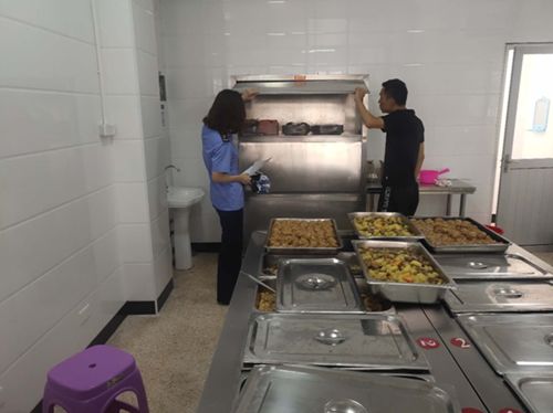 浙江省温州市平阳县市场监管局严格“四查” 织密开学季食品安全网——以食材管控为抓手筑牢校园安全屏障